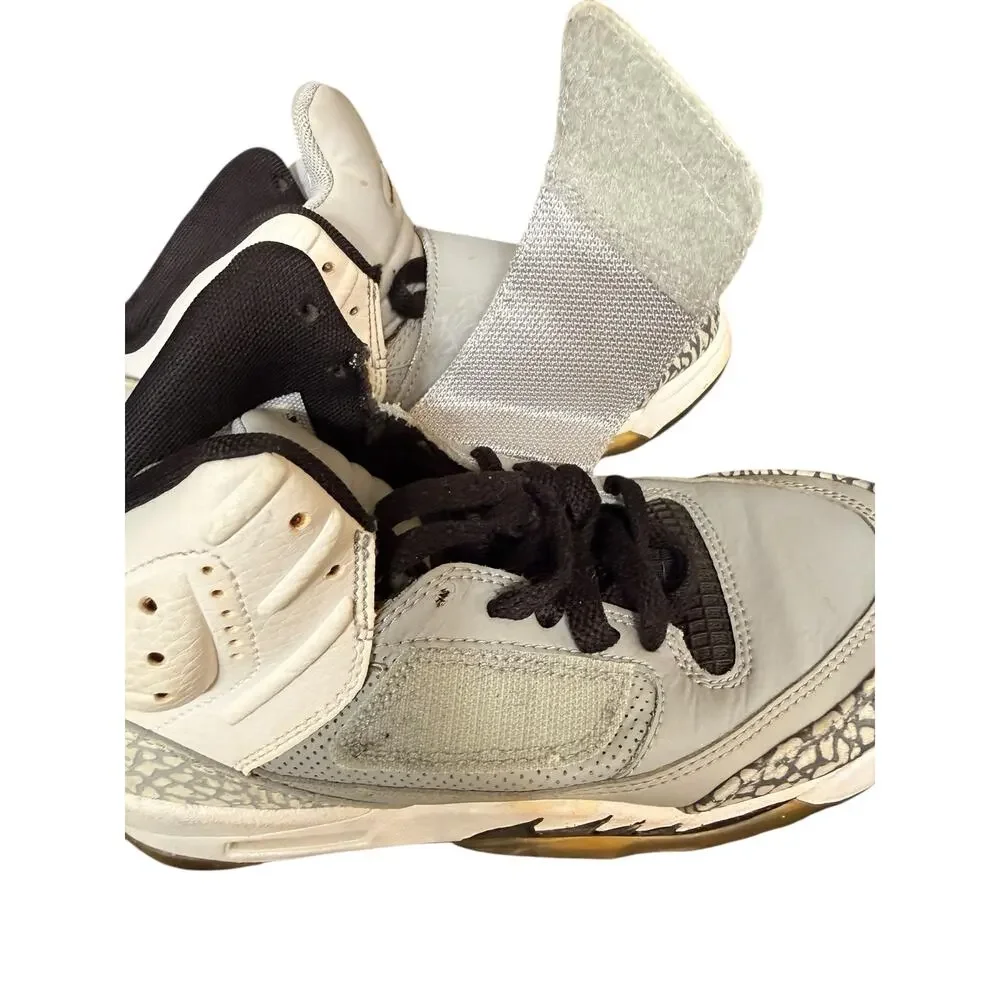 Jordan Youth Son of Mars Sneaker size 4.5Y Grey/White/Gold 512242 - 035